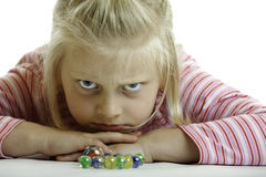 l-enfant-fâché-se-trouve-sur-l-étage-10280181